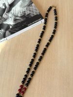gara kaklarota melnā, sarkanā, zelta krāsā, smagas pērlītes (6509) - Image 9