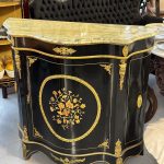 Luksuriøs Boulle-stil kommode med intarsia, bronze og marmor – Louis