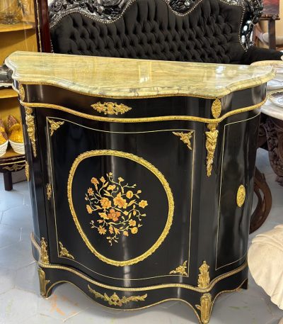 Luksuriøs Boulle-stil kommode med intarsia, bronze og marmor – Louis