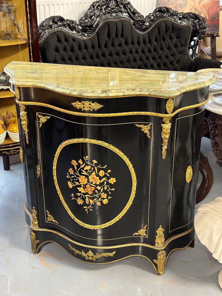 Luksuriøs Boulle-stil kommode med intarsia, bronze og marmor – Louis