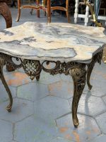 Grezns kafijas galdiņš ar oniksa marmoru — Luija XV stilā (Small Ornate Coffee Table) (7004) - Image 3