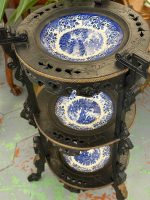 Trīsstāvu Melns Koka Šķīvju Stends ar Zilbaltiem Šķīvjiem — Viktorijas Laikmets, Anglija, 19.gs. (6322) - Image 4