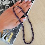 Kaklarota ar maziem, violetiem akmeņiem, vidēji īsa garuma (6502)