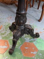 Vidēja izmēra ozolkoka galdiņš ar kokgriezumiem — Napoleona III stilā (Carved Oak Accent Side Table in Napoleon III Style) (7014) - Image 8