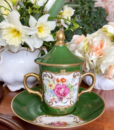 Porcelænskop med underkop og låg, stor og lille (3151)