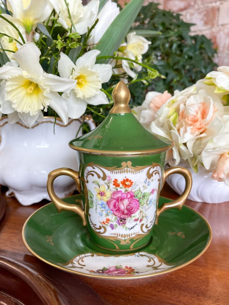 Porcelænskop med underkop og låg, stor og lille (3151)