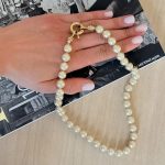 īsa garuma pērļu kaklarota ar skaisu zelta krāsas aizdari (6530)