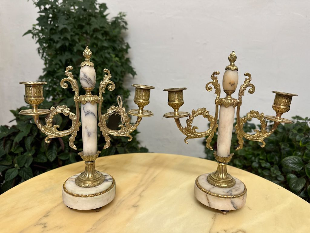 2 Chandeliers Français Louis XV / Louis XVI avec Marbre, Petite Taille (4486) – Image 1