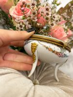 Smalks porcelāna trauks ar gleznojumu un bronzas detalizāciju (3799) - Bild 13