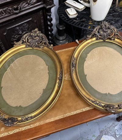 Antik fransk oval træramme med glas og grøn passepartout