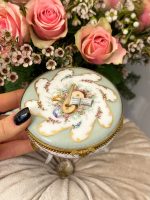 Smalks porcelāna trauks ar gleznojumu un bronzas detalizāciju (3799) - Bild 3
