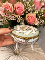 Smalks porcelāna trauks ar gleznojumu un bronzas detalizāciju (3799) - Bild 2