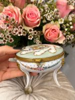 Smalks porcelāna trauks ar gleznojumu un bronzas detalizāciju (3799) - Bild 5