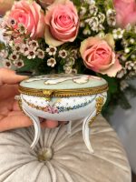 Smalks porcelāna trauks ar gleznojumu un bronzas detalizāciju (3799)