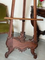 Ļoti liela izmēra koka molberts ar kokgriezumiem — Neorokoko stilā (Extra Large Carved Wooden Easel in Neorococo Style) (7011) - Image 8
