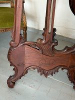 Ļoti liela izmēra koka molberts ar kokgriezumiem — Neorokoko stilā (Extra Large Carved Wooden Easel in Neorococo Style) (7011) - Image 9