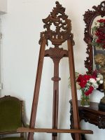Ļoti liela izmēra koka molberts ar kokgriezumiem — Neorokoko stilā (Extra Large Carved Wooden Easel in Neorococo Style) (7011) - Image 2