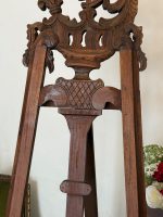 Ļoti liela izmēra koka molberts ar kokgriezumiem — Neorokoko stilā (Extra Large Carved Wooden Easel in Neorococo Style) (7011) - Image 11