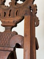 Ļoti liela izmēra koka molberts ar kokgriezumiem — Neorokoko stilā (Extra Large Carved Wooden Easel in Neorococo Style) (7011) - Image 12