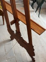 Ļoti liela izmēra koka molberts ar kokgriezumiem — Neorokoko stilā (Extra Large Carved Wooden Easel in Neorococo Style) (7011) - Image 17