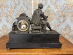 Monumentāls antīks franču melnā akmens un zaļā marmora kamīna pulkstenis ar rakstnieka figūru (antique french marble mantle clock) (537) - Image 8