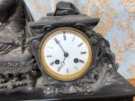 Monumentāls antīks franču melnā akmens un zaļā marmora kamīna pulkstenis ar rakstnieka figūru (antique french marble mantle clock) (537) - Image 4