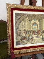 prints iestiklots zelta krāsas rāmī ar stiklu, ar sarkanu samta akcentu un pušķiem, vidēja izmēra (7010) - Image 2