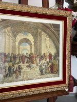 prints iestiklots zelta krāsas rāmī ar stiklu, ar sarkanu samta akcentu un pušķiem, vidēja izmēra (7010) - Image 4