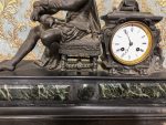 Monumentāls antīks franču melnā akmens un zaļā marmora kamīna pulkstenis ar rakstnieka figūru (antique french marble mantle clock) (537) - Image 2