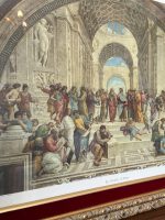 prints iestiklots zelta krāsas rāmī ar stiklu, ar sarkanu samta akcentu un pušķiem, vidēja izmēra (7010) - Image 9
