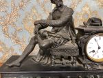 Monumentāls antīks franču melnā akmens un zaļā marmora kamīna pulkstenis ar rakstnieka figūru (antique french marble mantle clock) (537) - Image 5