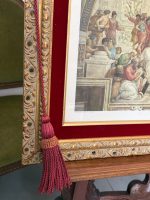 prints iestiklots zelta krāsas rāmī ar stiklu, ar sarkanu samta akcentu un pušķiem, vidēja izmēra (7010) - Image 6