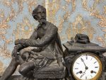 Monumentāls antīks franču melnā akmens un zaļā marmora kamīna pulkstenis ar rakstnieka figūru (antique french marble mantle clock) (537) - Image 3