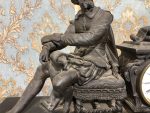 Monumentāls antīks franču melnā akmens un zaļā marmora kamīna pulkstenis ar rakstnieka figūru (antique french marble mantle clock) (537) - Image 6