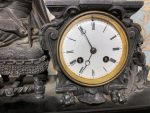Monumentāls antīks franču melnā akmens un zaļā marmora kamīna pulkstenis ar rakstnieka figūru (antique french marble mantle clock) (537) - Image 7