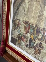 prints iestiklots zelta krāsas rāmī ar stiklu, ar sarkanu samta akcentu un pušķiem, vidēja izmēra (7010) - Image 8