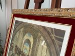 prints iestiklots zelta krāsas rāmī ar stiklu, ar sarkanu samta akcentu un pušķiem, vidēja izmēra (7010) - Image 10