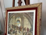 prints iestiklots zelta krāsas rāmī ar stiklu, ar sarkanu samta akcentu un pušķiem, vidēja izmēra (7010) - Image 3