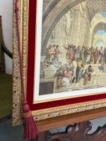 prints iestiklots zelta krāsas rāmī ar stiklu, ar sarkanu samta akcentu un pušķiem, vidēja izmēra (7010) - Image 5