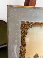 Žanra glezna ar pilsētas skatu — Luija XV stilā (Antique Genre Painting Framed French Street Scene in Louis XV Style) (7020) - Image 9