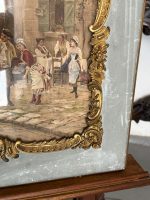 Žanra glezna ar pilsētas skatu — Luija XV stilā (Antique Genre Painting Framed French Street Scene in Louis XV Style) (7020) - Image 4