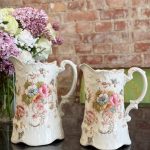 Antikke fajancekander med blomster, 2 stk. — S.F. & Co.