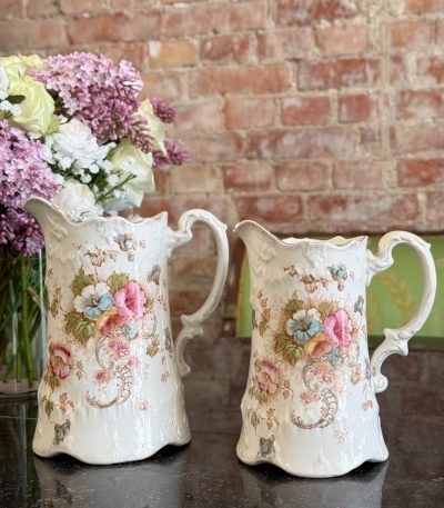 Antikke fajancekander med blomster, 2 stk. — S.F. & Co.