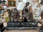 Grezns antīks pils pulksteņa komplekts ar diviem svečturiem — historisma stilā - antique french mantel clock set bronze garniture candelabras marble (4820) - Image 3