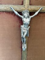Krucifikss zeltītā rāmī ar eņģeļu galvām — Neogotikas stilā (Antique Crucifix Framed Velvet Cherubs in Neo-Gothic Style) (7019) - Image 11