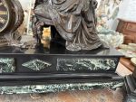 Grezns antīks pils pulksteņa komplekts ar diviem svečturiem — historisma stilā - antique french mantel clock set bronze garniture candelabras marble (4820) - Image 12