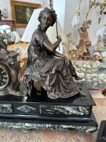Grezns antīks pils pulksteņa komplekts ar diviem svečturiem — historisma stilā - antique french mantel clock set bronze garniture candelabras marble (4820) - Image 11