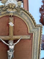 Krucifikss zeltītā rāmī ar eņģeļu galvām — Neogotikas stilā (Antique Crucifix Framed Velvet Cherubs in Neo-Gothic Style) (7019) - Image 3
