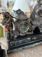 Grezns antīks pils pulksteņa komplekts ar diviem svečturiem — historisma stilā - antique french mantel clock set bronze garniture candelabras marble (4820) - Image 4