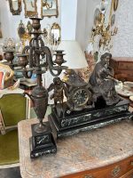 Grezns antīks pils pulksteņa komplekts ar diviem svečturiem — historisma stilā - antique french mantel clock set bronze garniture candelabras marble (4820) - Image 2